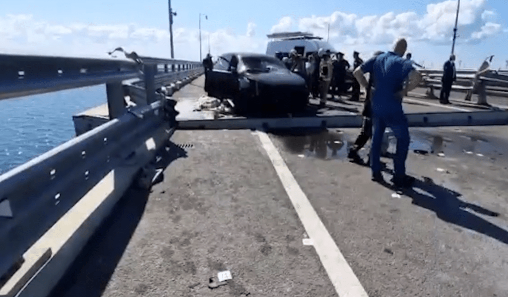 Хуснуллин: ночной взрыв не затронул опоры железнодорожной части Крымского моста