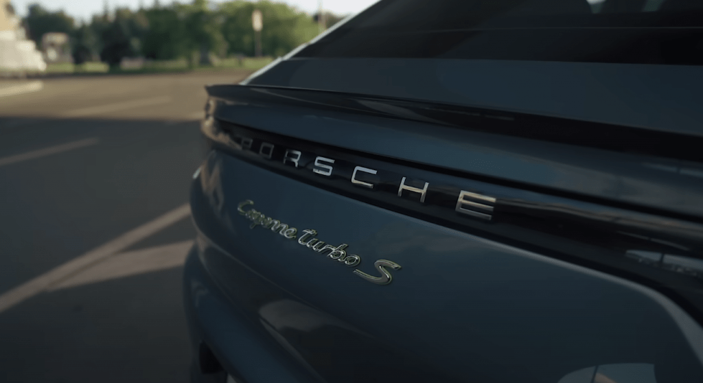 В Екатеринбурге со стрельбой задержали водителя Porsche, устроившего побег от ГИБДД