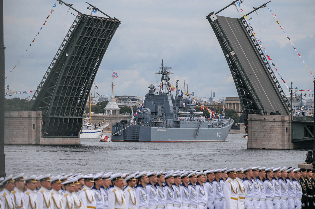 В День ВМФ в Петербурге пройдет Главный военно-морской парад с артиллерийским салютом