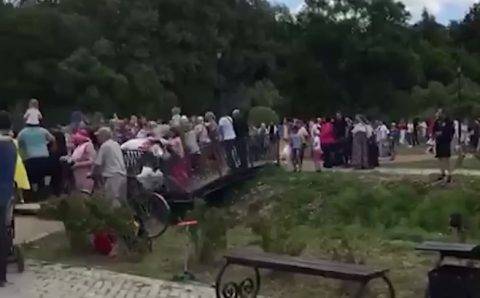 СК: мост сложился под пешеходами в Ленобласти, погиб один человек