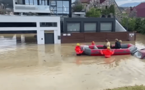В нескольких районах Сочи объявлен режим ЧС из-за подтопления