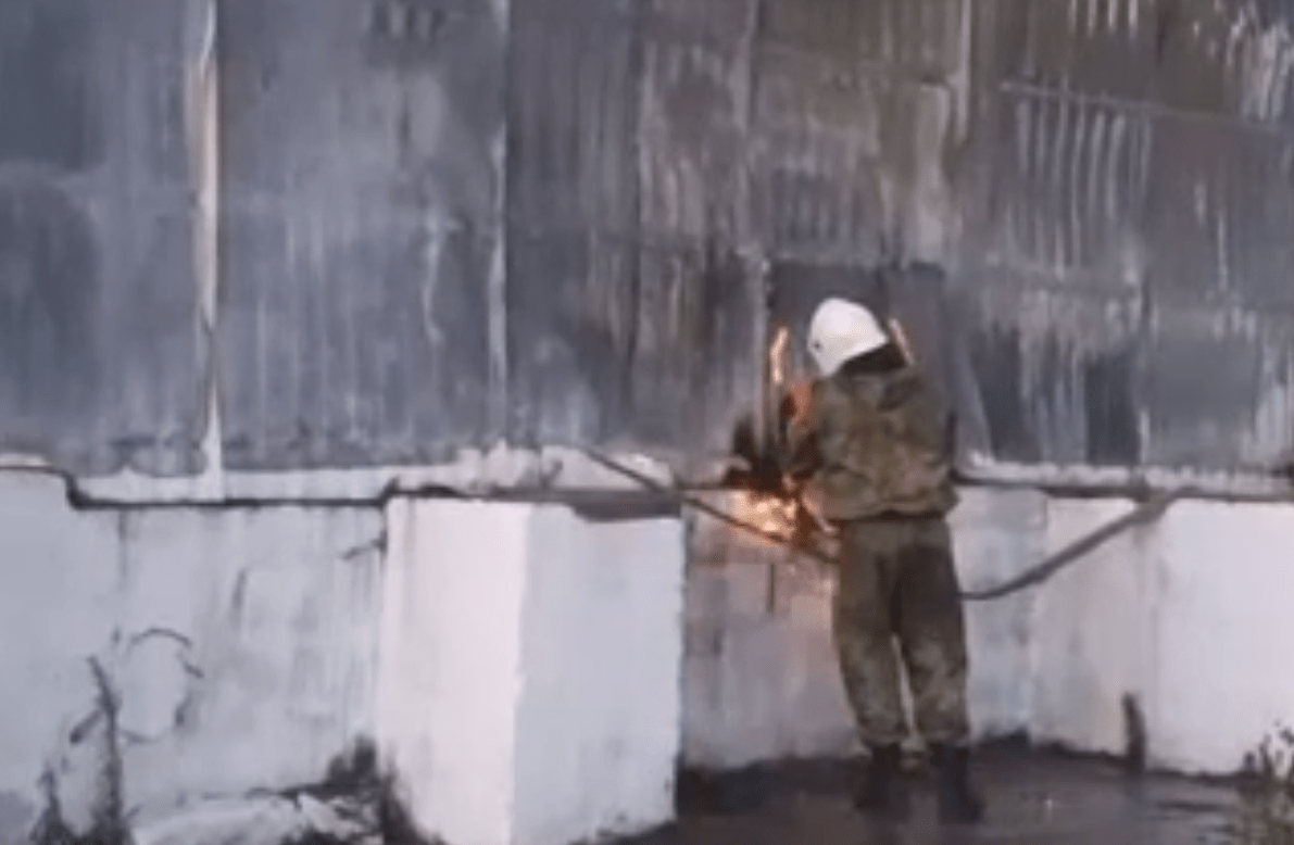 МЧС: на Кубани потушили пожар площадью 900 квадратных метров на складе винзавода
