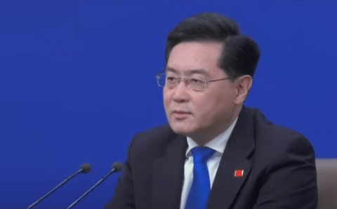 Китайский парламент освободил от должности главу китайского МИДа Цинь Гана