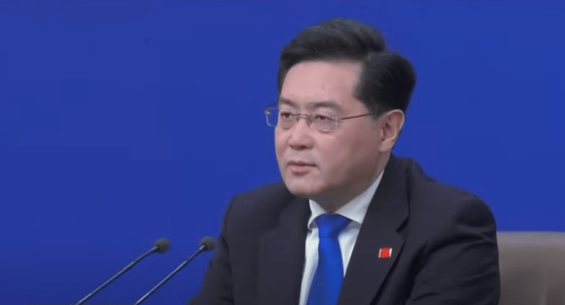 Китайский парламент освободил от должности главу китайского МИДа Цинь Гана