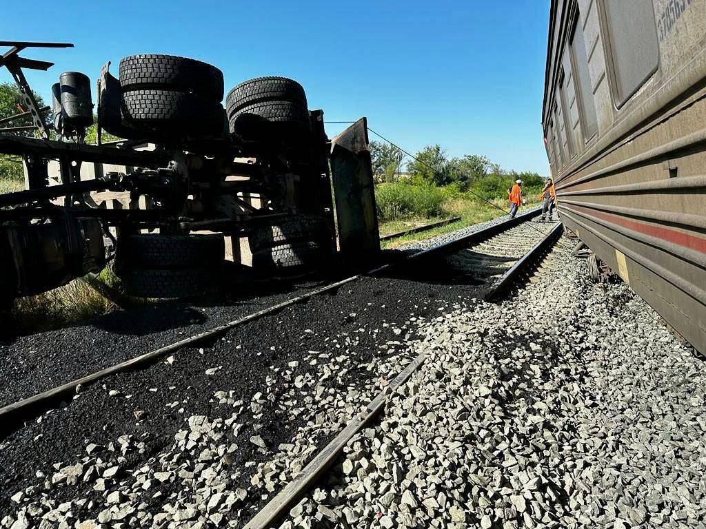 Поезд опрокинул грузовик с углëм на переезде в Самарской области
