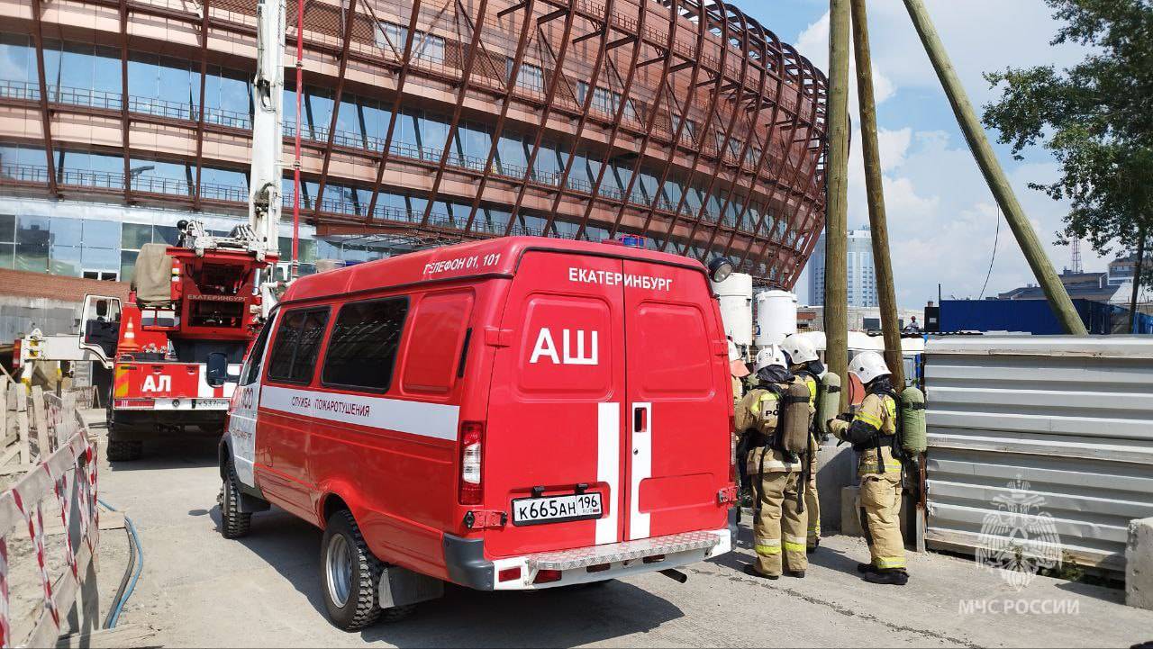 В центре Екатеринбурга потушили пожар на строящейся ледовой арене
