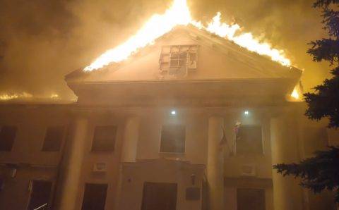 Воспламенившийся после обстрела университет в Донецке лишился крыши и потолков на площади 3000 «квадратов»