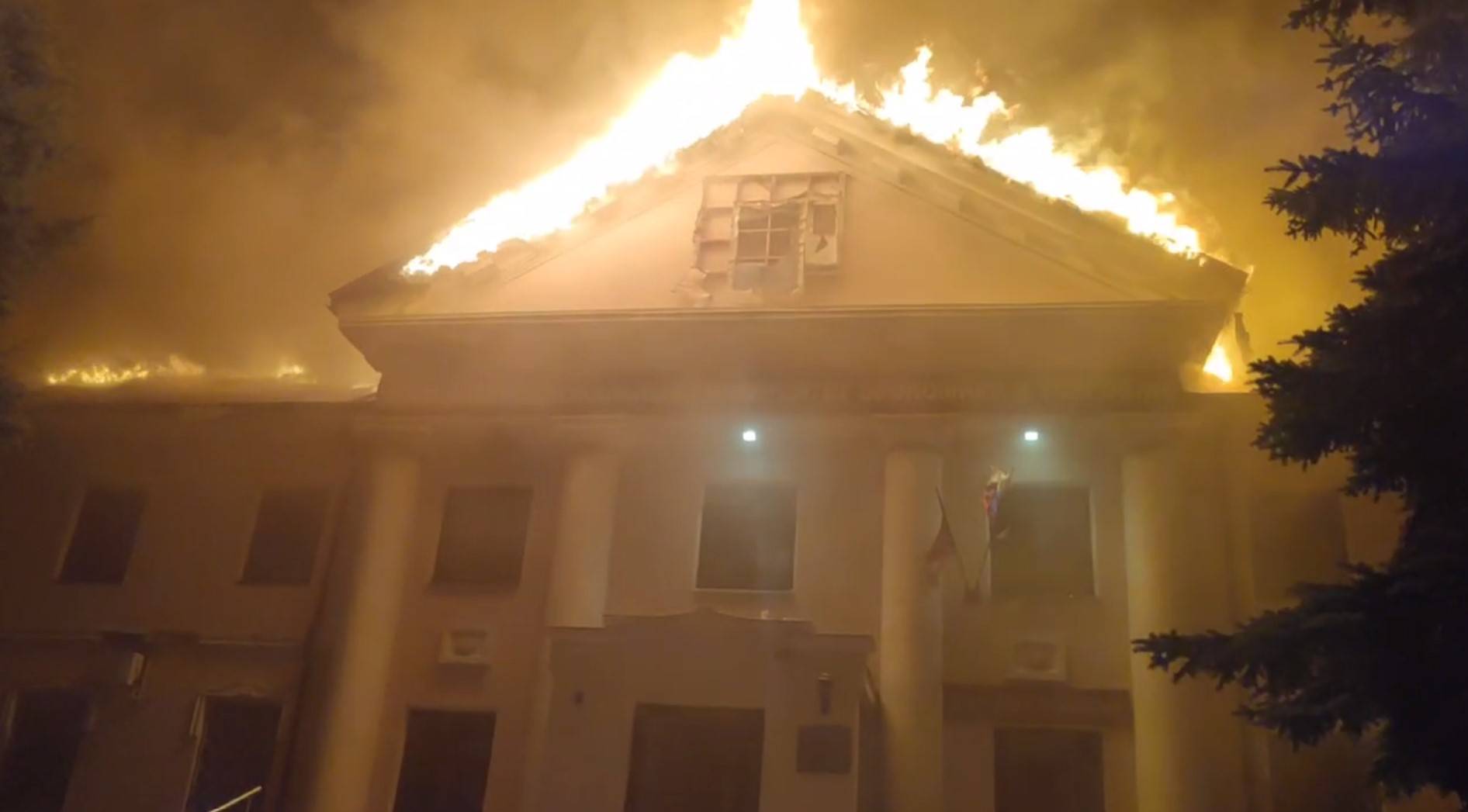 Воспламенившийся после обстрела университет в Донецке лишился крыши и потолков на площади 3000 «квадратов»