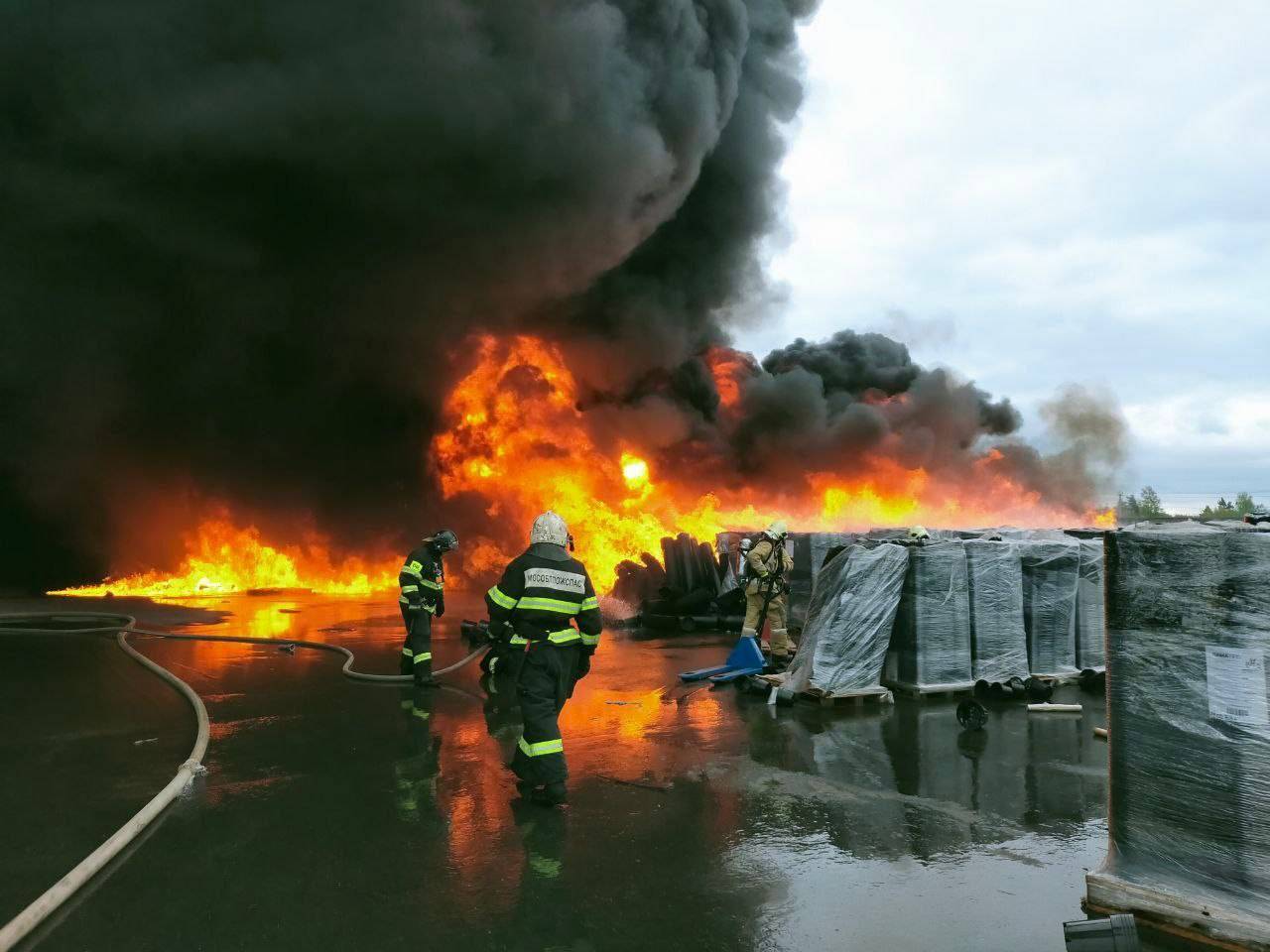 Площадь пожара на складе в Раменском приблизилась к 3000 «квадратам»