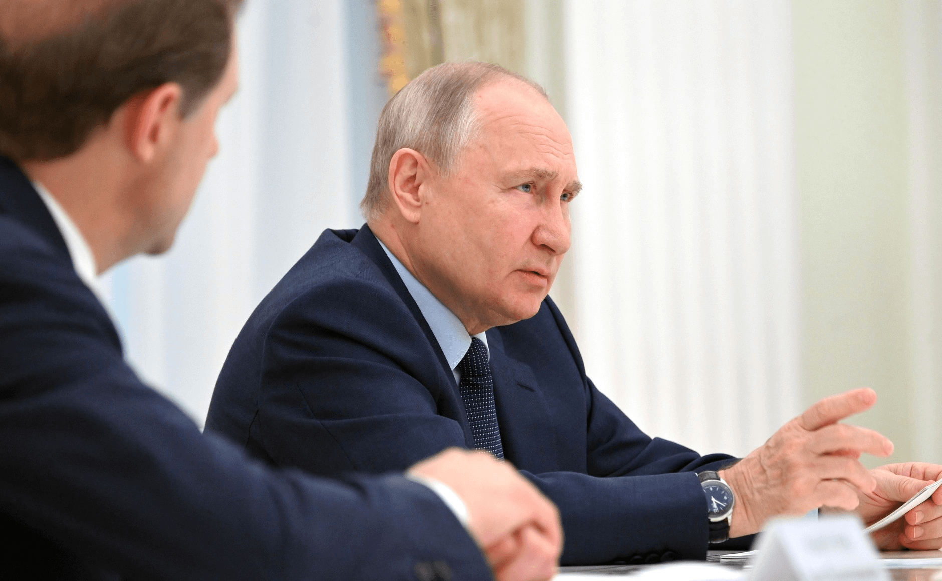 Путин попросил «замечательное российское чиновничество» пересесть на отечественные авто