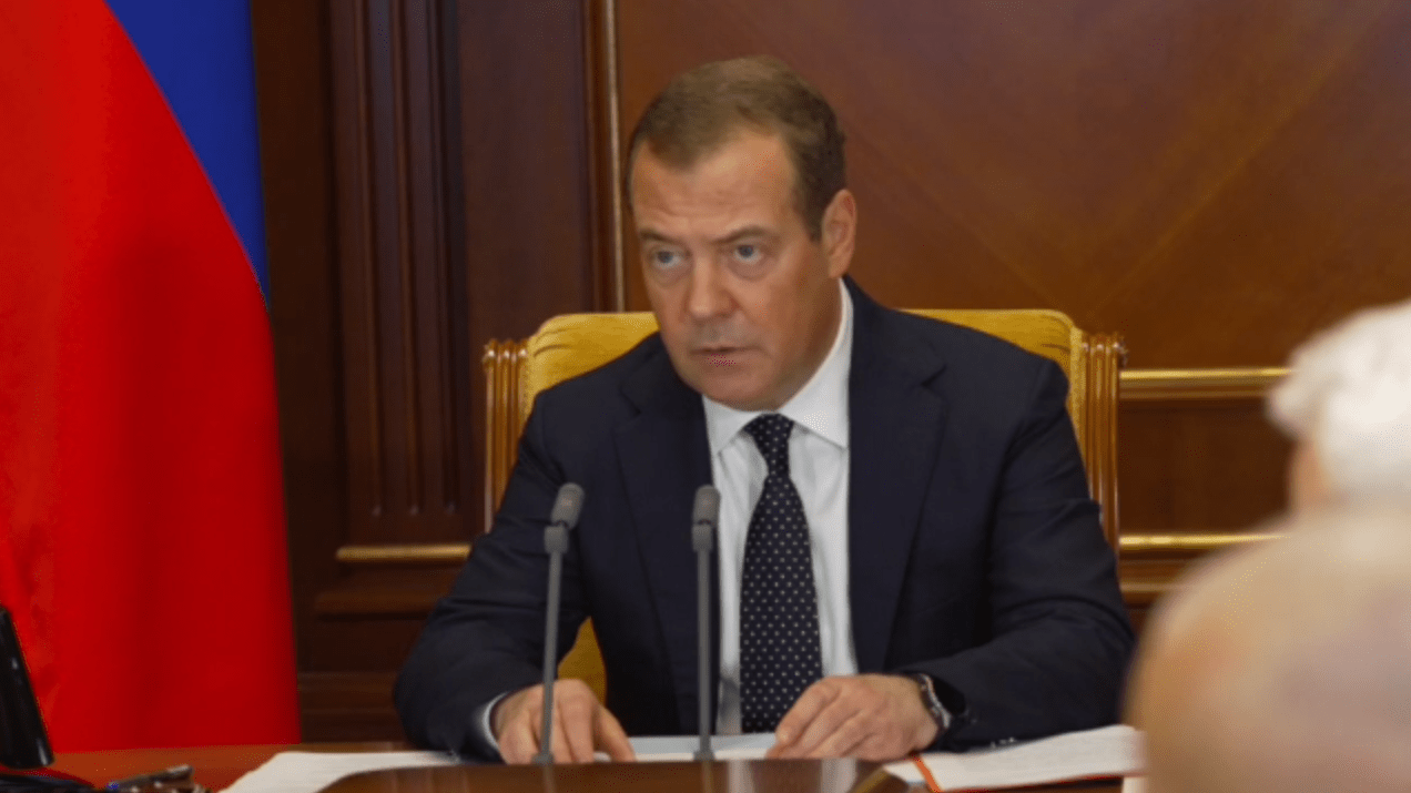 Минобороны сообщило Медведеву о поступлении 231 тысячи контрактников на службу в ВС РФ с 1 января