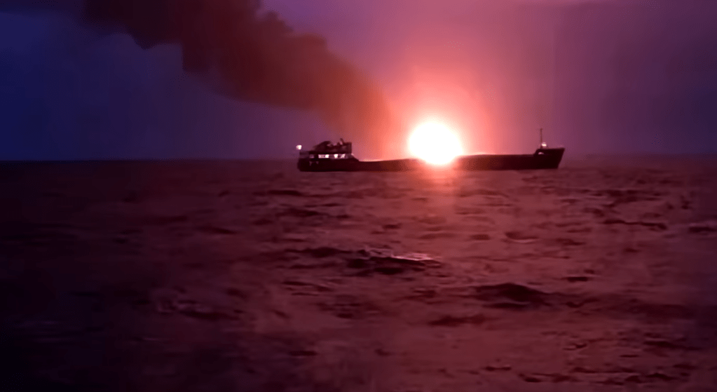 Росморречфлот: Экипаж поврежденного у Крымского моста танкера не пострадал