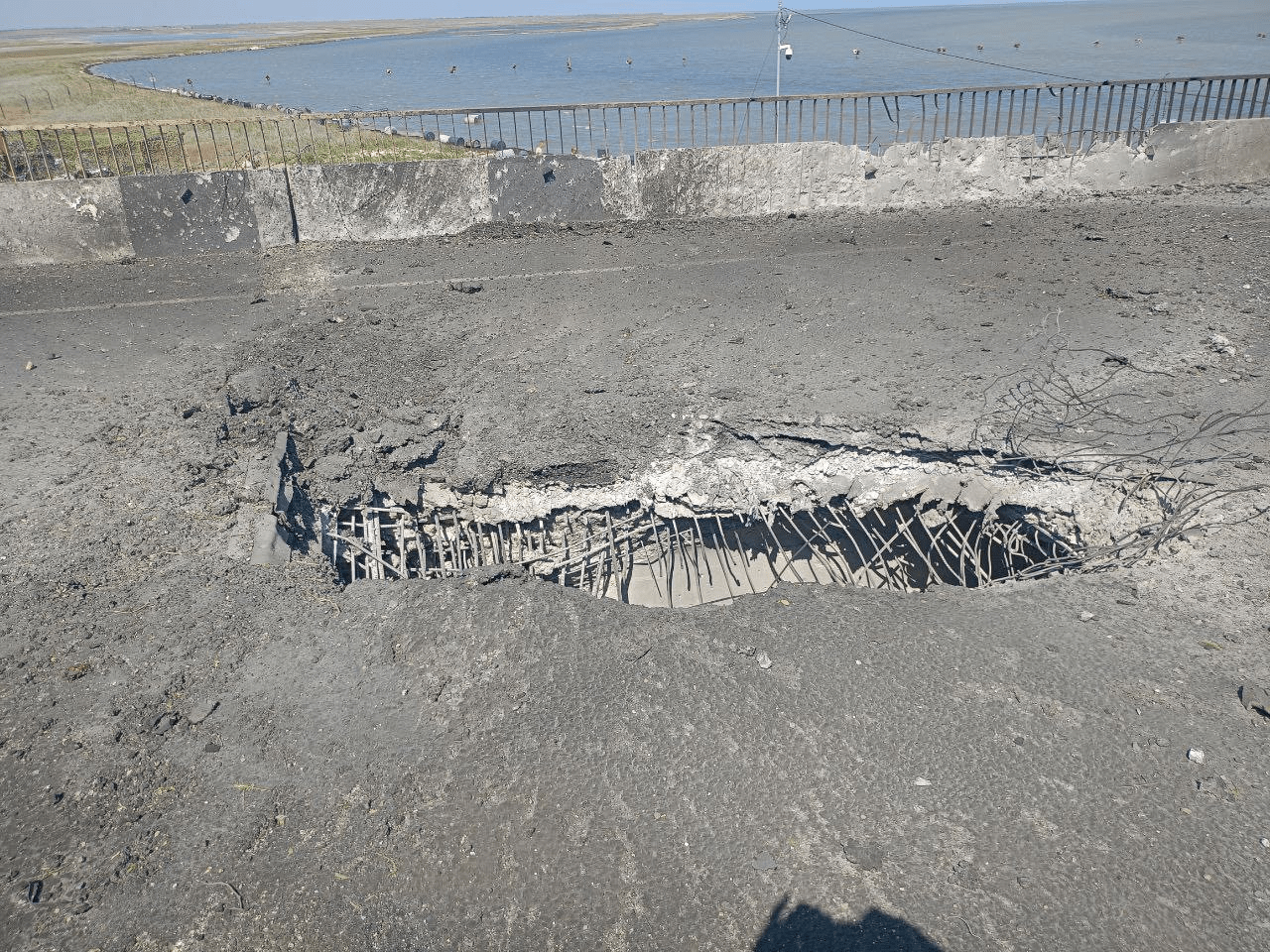 Херсонские власти сообщили о ракетных ударах по Чонгарскому мосту и переправе в Геническе