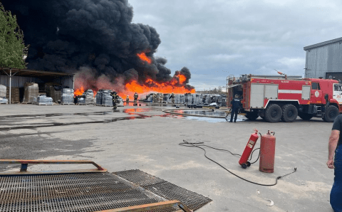 Сильный пожар разгорелся на складе с удобрениями в подмосковном Раменском