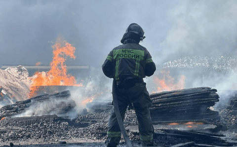 В грузовом терминале порта Новороссийска вспыхнул пожар, на месте 69 спасателей