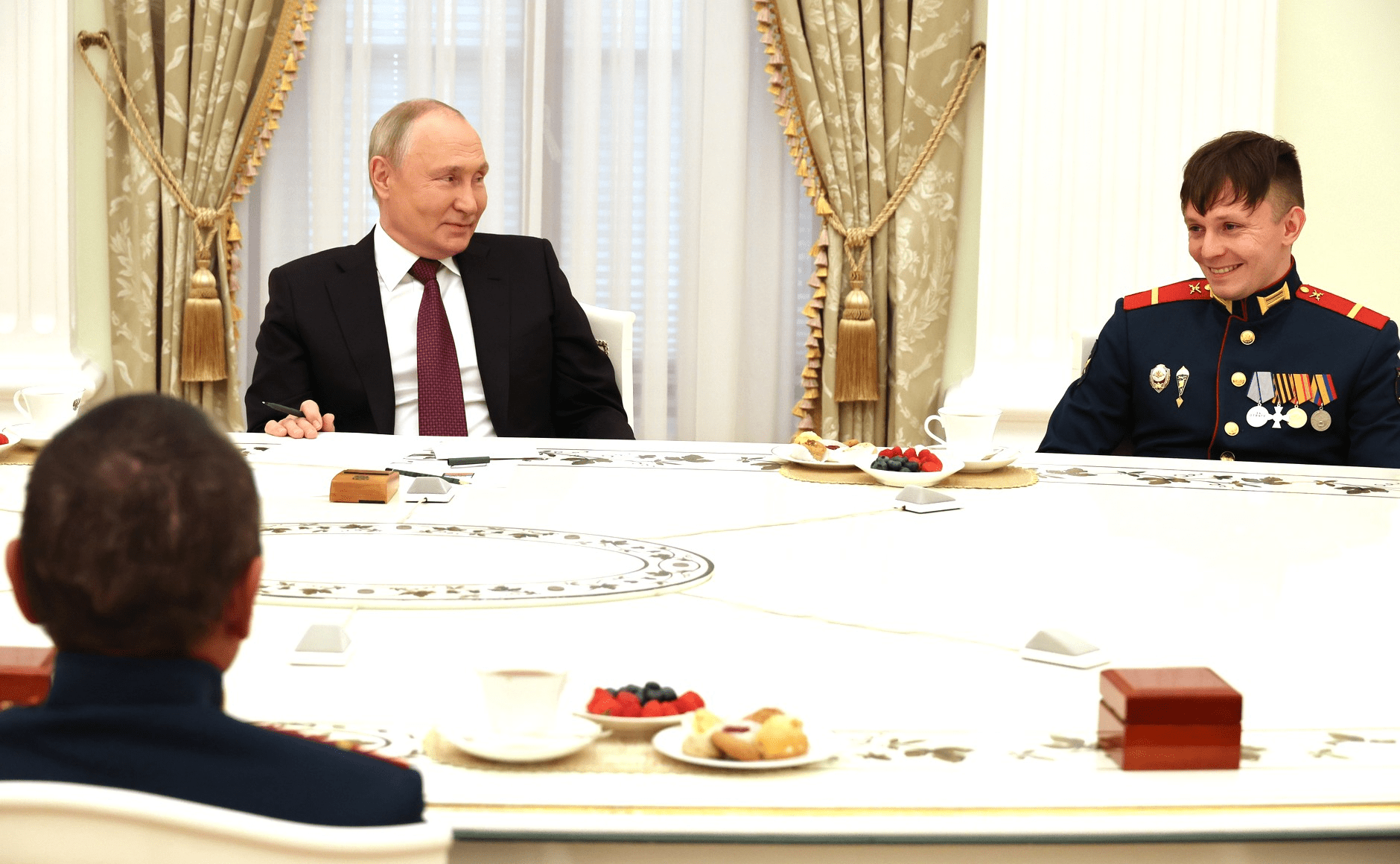 Экипаж легендарного танка «Алёша» встретился с Путиным в Кремле