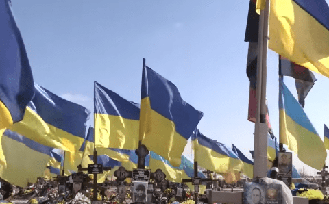 Танцевавших на кладбище солдат ВСУ киевлянок задержала украинская полиция