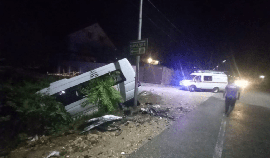 Девять человек пострадали при столкновении микроавтобуса с легковушкой в Абхазии
