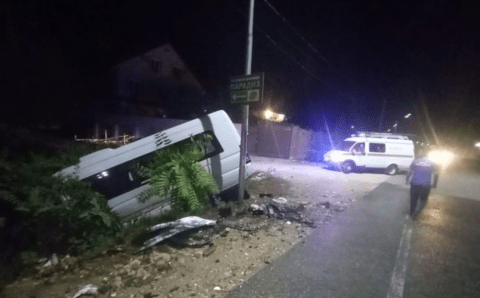 Девять человек пострадали при столкновении микроавтобуса с легковушкой в Абхазии