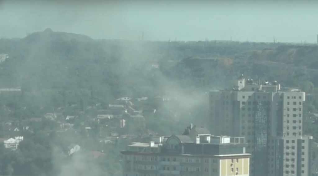 Власти ДНР заявили о повреждении ракетами кровли здания в центре Донецка