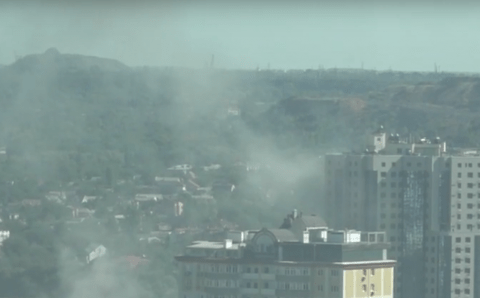 Власти ДНР заявили о повреждении ракетами кровли здания в центре Донецка
