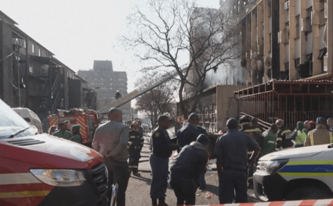Более 70 человек сгорели заживо в охваченном огнем здании Йоханнесбурга