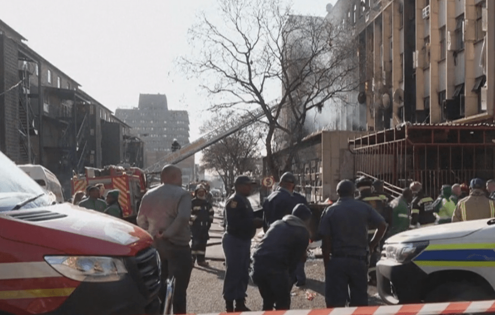 Более 70 человек сгорели заживо в охваченном огнем здании Йоханнесбурга