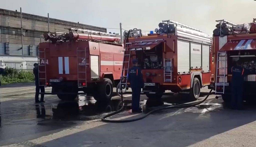 МЧС показало тушение крупного пожара на складе с пиротехникой в Кемерове