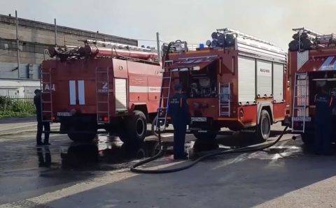 МЧС показало тушение крупного пожара на складе с пиротехникой в Кемерове