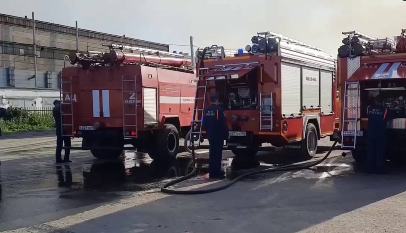 МЧС показало тушение крупного пожара на складе с пиротехникой в Кемерове