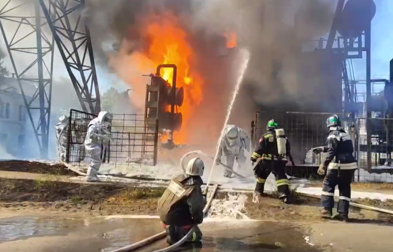 В Волгограде около завода «Красный Октябрь» разгорелся пожар на 50 «квадратах»