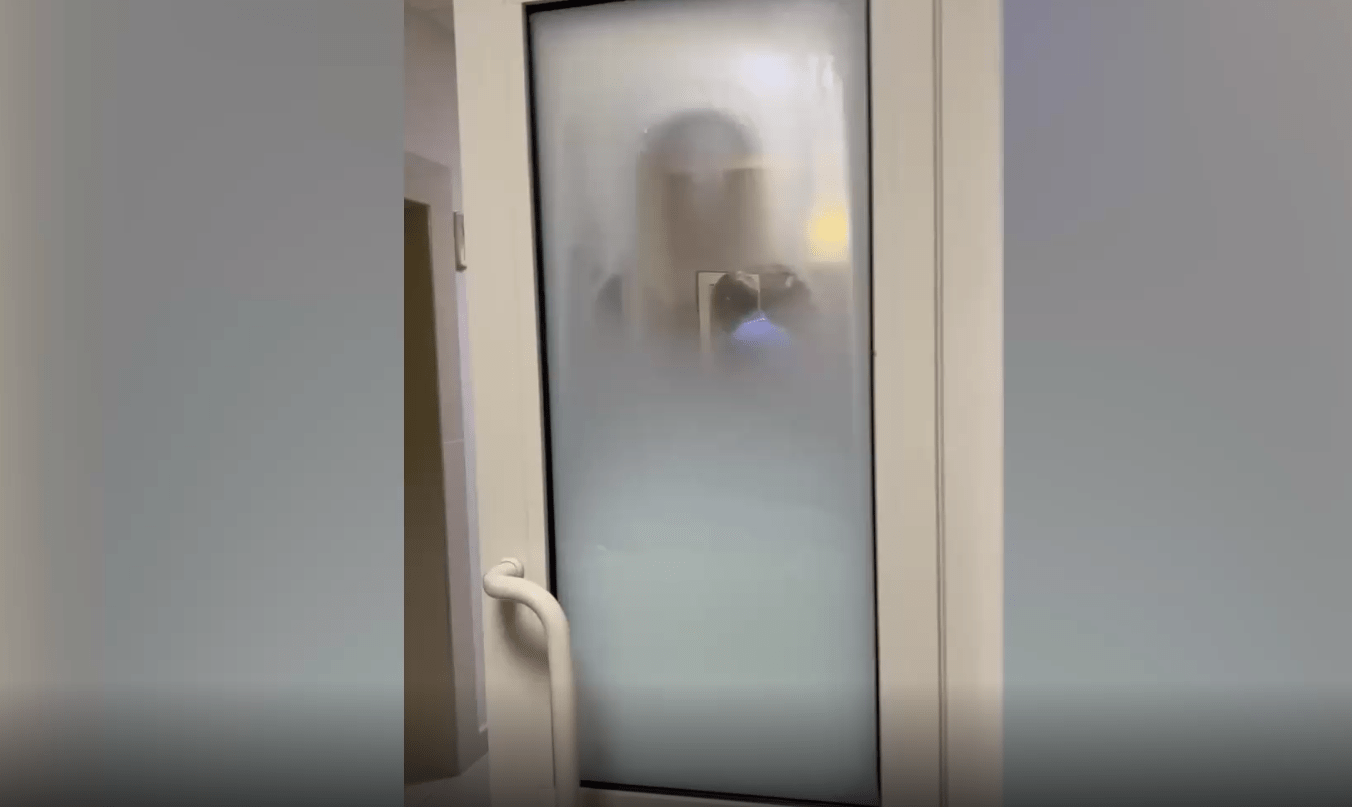 СМИ снова растиражировали «проявление силуэта Богородицы» на дверях госпиталя в Красногорске