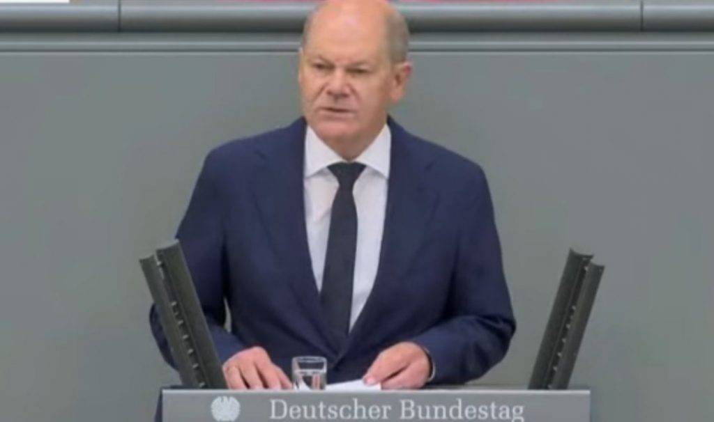 Упавший на пробежке Шольц обнародовал фото с глазной повязкой и потребовал мемов