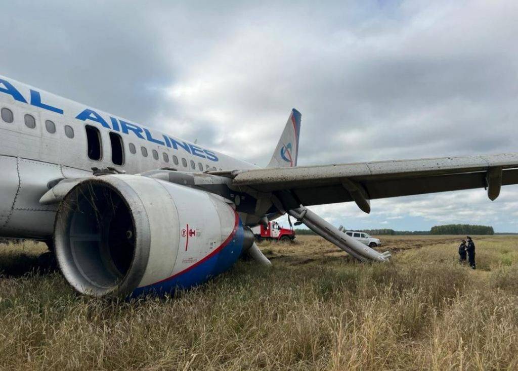 Экипаж самолёта «Уральских авиалиний», севшего в поле, отстранили от полётов