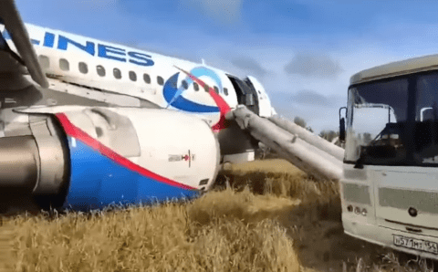 Поврежденный самолет под Новосибирском хотят разогнать в заморозки по полю