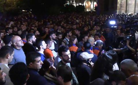 Движение авто в центре Еревана заблокировало шествие более сотни протестующих