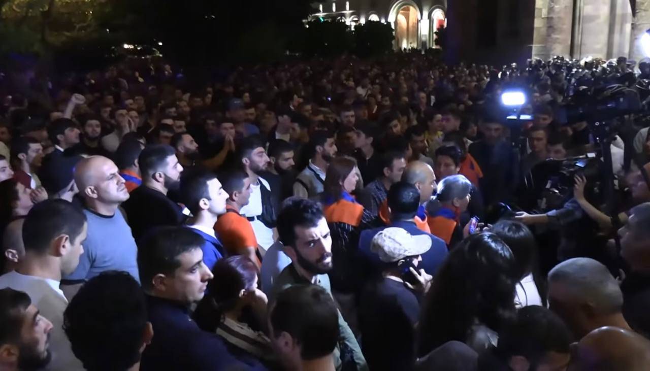 Движение авто в центре Еревана заблокировало шествие более сотни протестующих