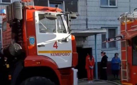 Спасатели вынесли из горящей квартиры в Кемерово мужчину с травмой бедра