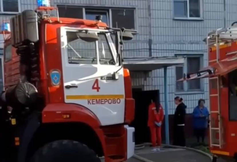 Спасатели вынесли из горящей квартиры в Кемерово мужчину с травмой бедра