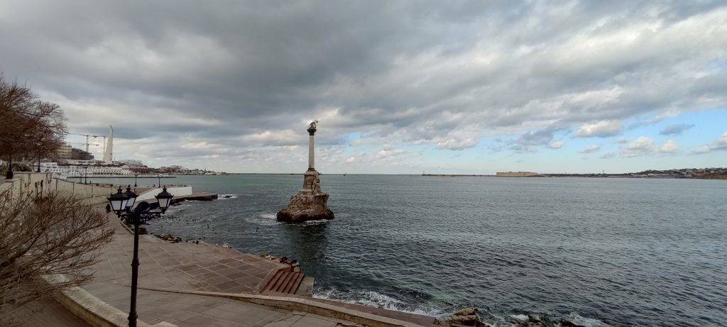 В Севастополе воздушная тревога, движение по Крымскому мосту остановлено