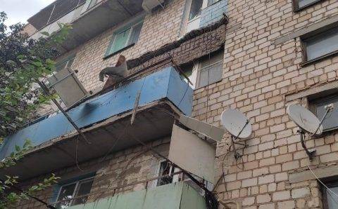 В Астраханской области рухнул балкон с вышедшими на перекур людьми