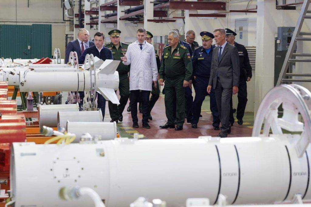 Шойгу проверил рост темпов выпуска высокоточного оружия на заводе в Подмосковье