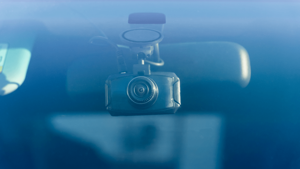 СМИ выдумали запрет на установку видеорегистраторов на лобовое стекло машины