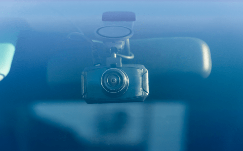 СМИ выдумали запрет на установку видеорегистраторов на лобовое стекло машины