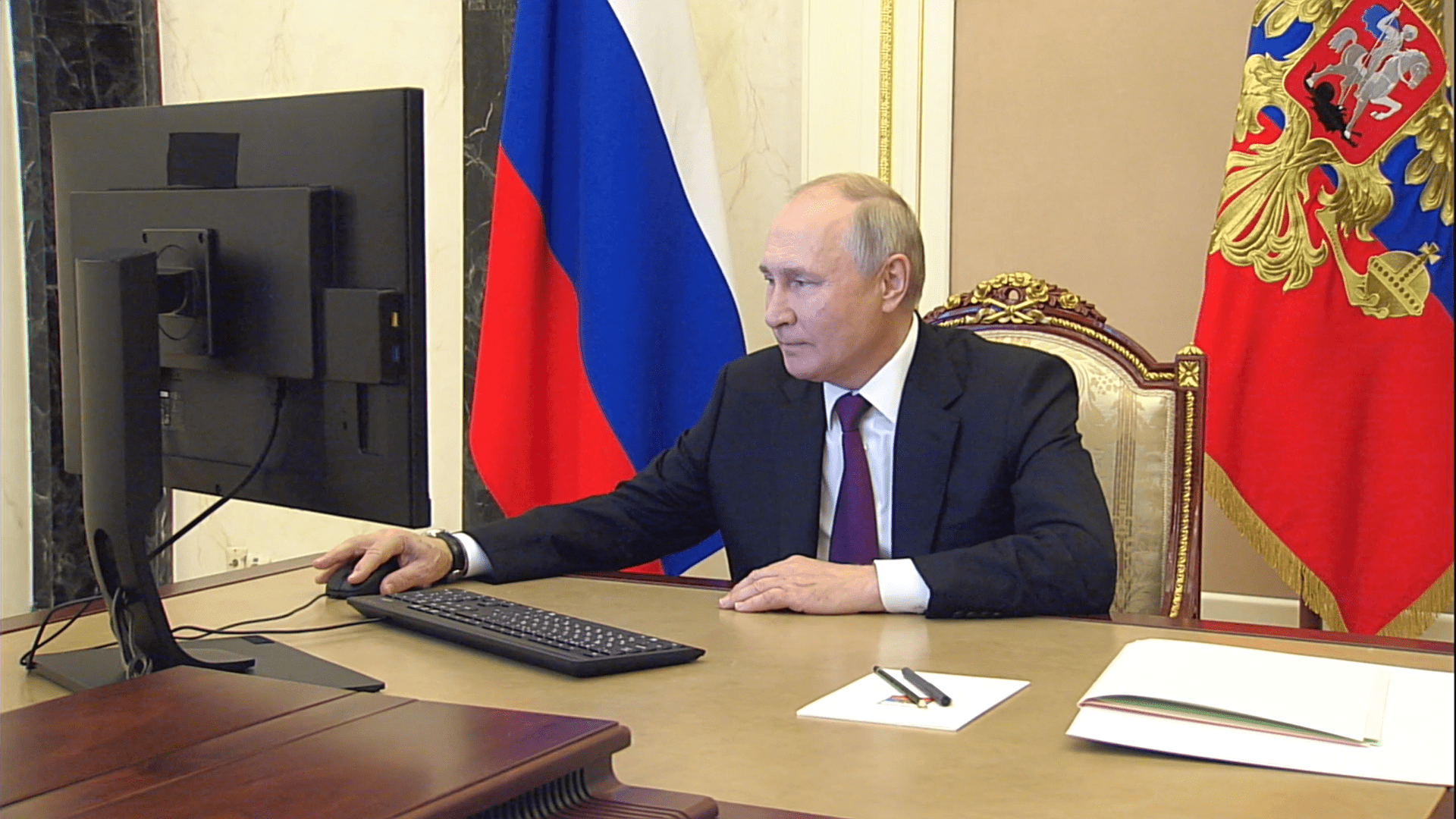 Путин дистанционно проголосовал на выборах мэра Москвы с помощью проводной мышки