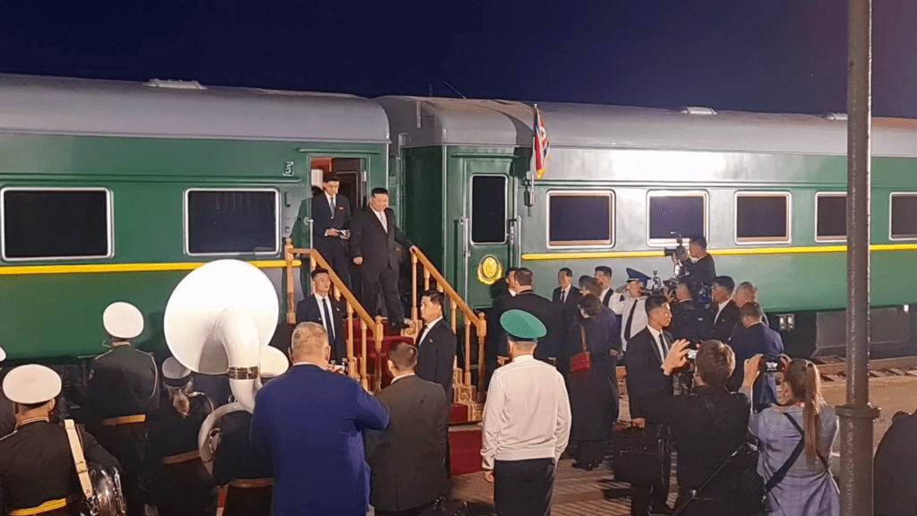 Ким Чен Ын под звуки оркестра сошел с поезда на красную дорожку у реки Туманной