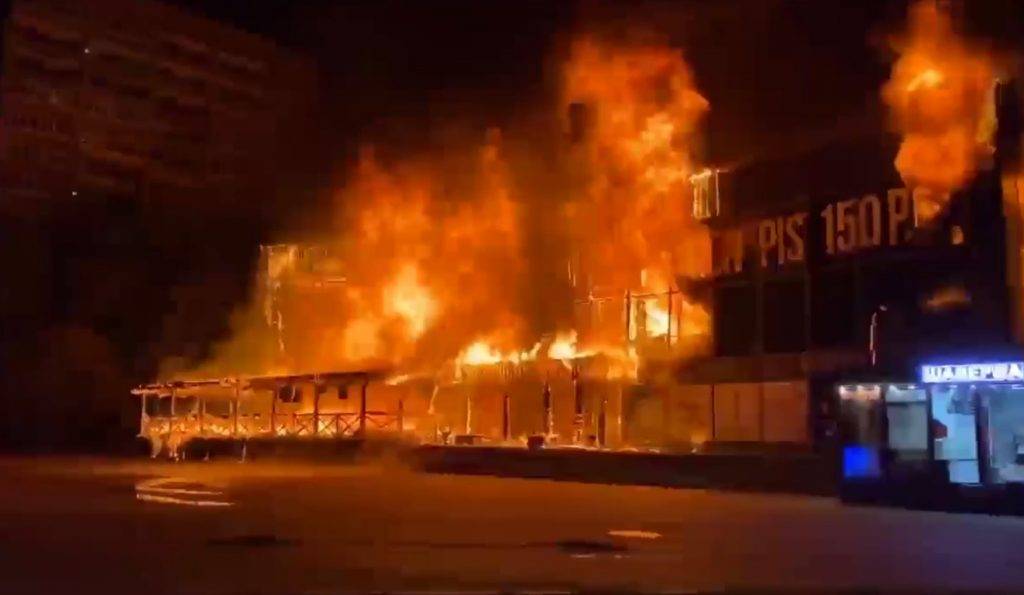 Пожарные ночью пять часов тушили двухэтажный торговый центр в Петербурге