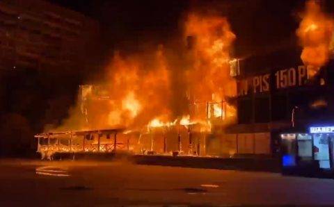 Пожарные ночью пять часов тушили двухэтажный торговый центр в Петербурге