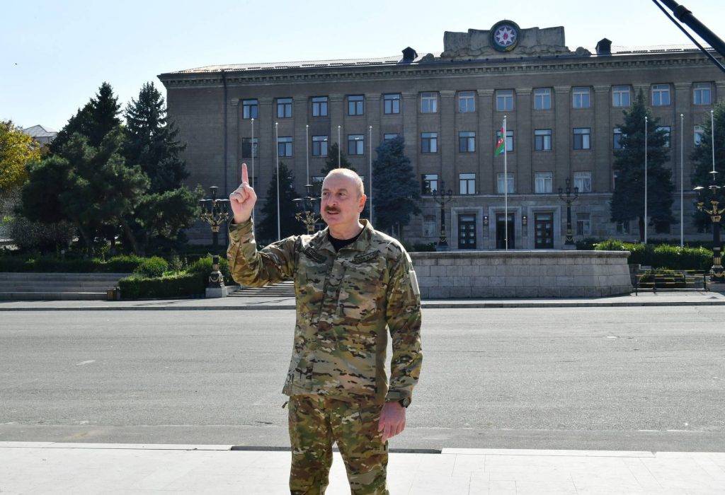 Алиев водрузил флаги Азербайджана в бывшей столице Нагорного Карабаха