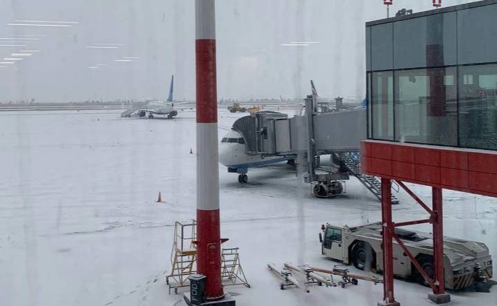 В Челябинском аэропорту задержано 12 авиарейсов из-за ночного снегопада